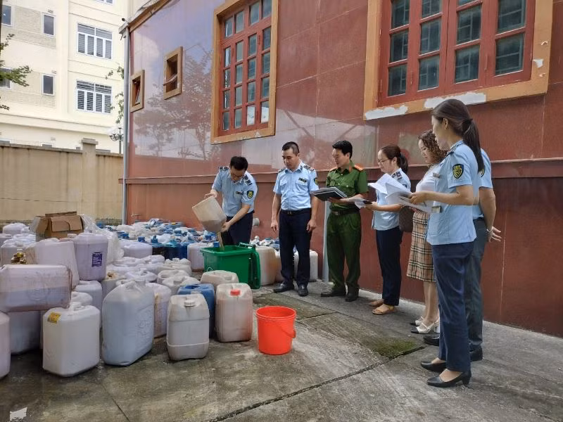 3.991 lít rượu không rõ nguồn gốc, xuất xứ được tiêu hủy theo đúng quy trình. (Ảnh: Văn Lúa)