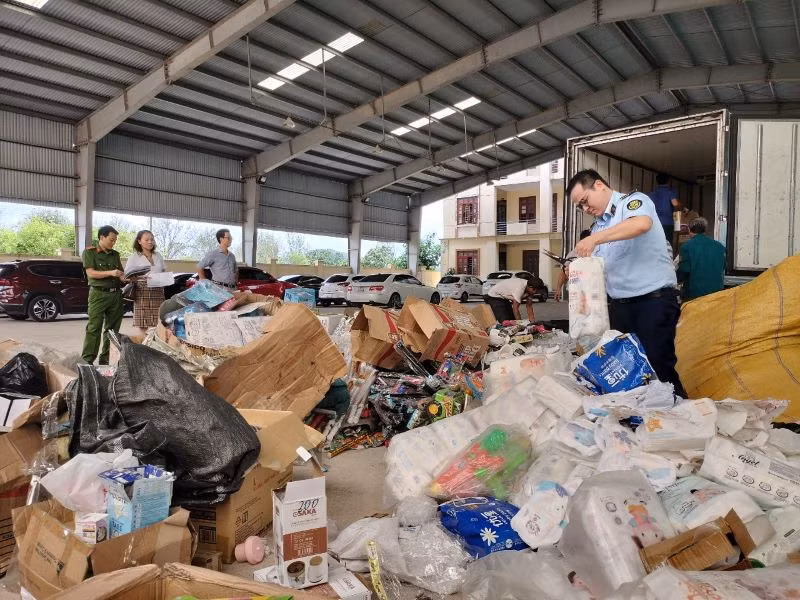 Các loại đồ ăn và đồ chơi trung thu cho trẻ em không rõ nguồn gốc, xuất xứ hoặc trong danh mục cấm được tiêu hủy theo đúng quy trình. (Ảnh: Văn Lúa)