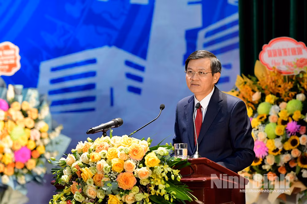 Đồng chí Đoàn Minh Huấn, Ủy viên Trung ương Đảng, Bí thư Tỉnh ủy Ninh Bình phát biểu tại đại hội. (Ảnh: Báo Ninh Bình)