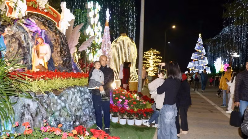 Trời càng về khuya, không khí Giáng sinh càng trở nên nhộn nhịp hơn. Mọi người cùng cầu nguyện cho cuộc sống an lành, hạnh phúc.