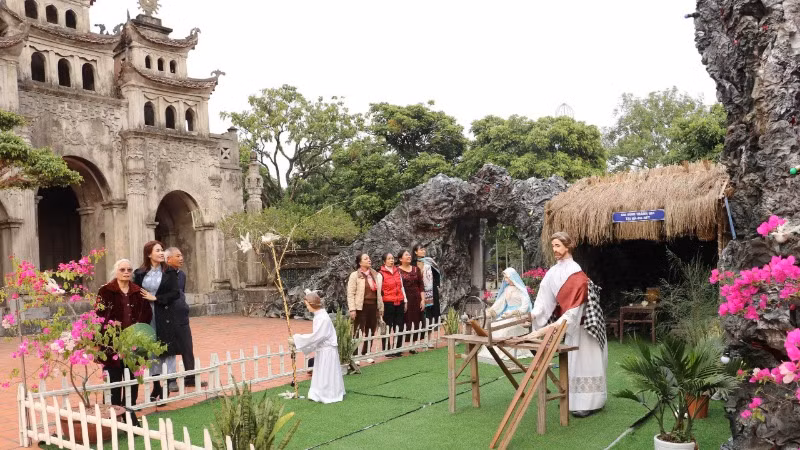 Dịp này, du khách đến với nhà thờ rất đông nên mọi công tác chuẩn bị để bảo đảm trật tự, an toàn đều đã sẵn sàng.