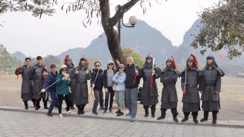 Du khách nước ngoài thích thú khi trải nghiệm tại chương trình.