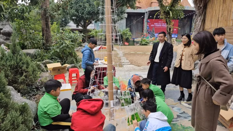 Cuộc thi "Thử tài tái chế cây thông Noel" tại Khu vui chơi giải trí Công viên Khủng Long thu hút đông đảo các bạn trẻ tham gia.