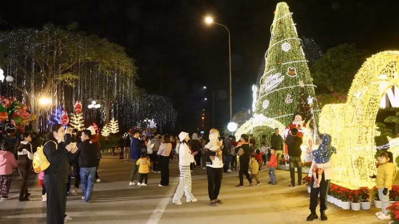 Là địa điểm quen thuộc với nhiều người tại khu vực thành phố Ninh Bình, dịp này Khu đô thị Xuân Thành cũng đã thu hút một lượng lớn khách du lịch đến vui chơi trong niềm vui mừng, háo hức.