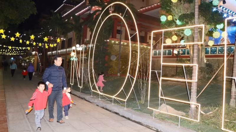 Thời gian qua, đồng bào công giáo ở giáo xứ luôn sống tốt đời, đẹp đạo với nhiều hoạt động thiết thực. Bà con tích cực tham gia các phong trào do địa phương phát động. Cuộc sống ổn định và kinh tế phát triển nên bà con có điều kiện chuẩn bị cho lễ Giáng sinh và đón chào năm mới chu đáo hơn.