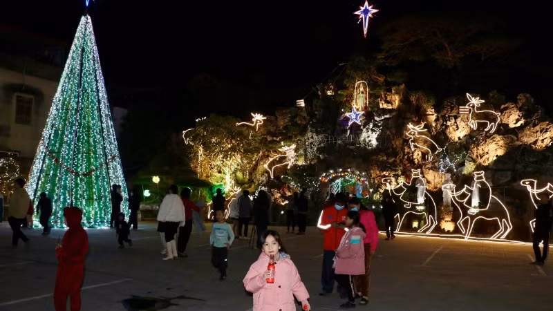 Ghi nhận tại Nhà thờ Giáo xứ Ninh Bình, hiện đang có rất đông người đến cầu nguyện và chụp ảnh ghi lại khoảnh khắc đêm Noel. 