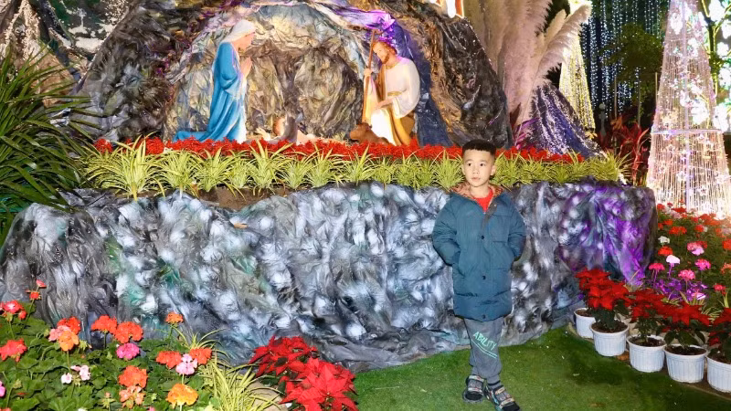 Năm nay, những điểm check-in tại đây đã được trang hoàng từ khá sớm với những cây thông, tuần lộc, ánh đèn lung linh.