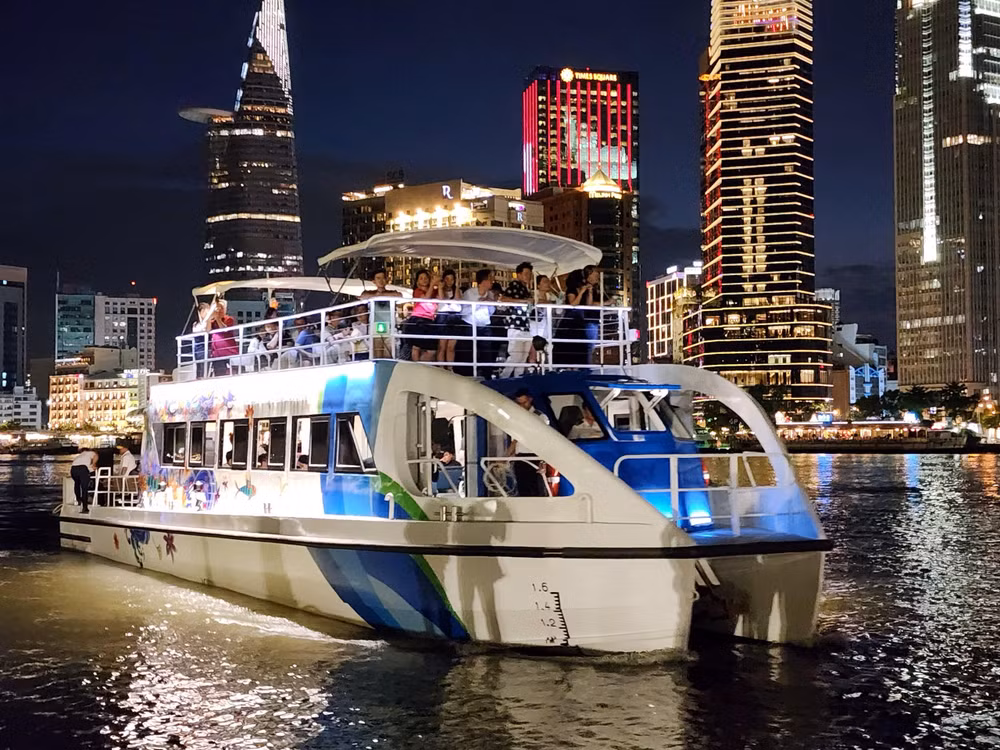 Buýt sông hai tầng chạy trên sông Sài Gòn ban đêm.