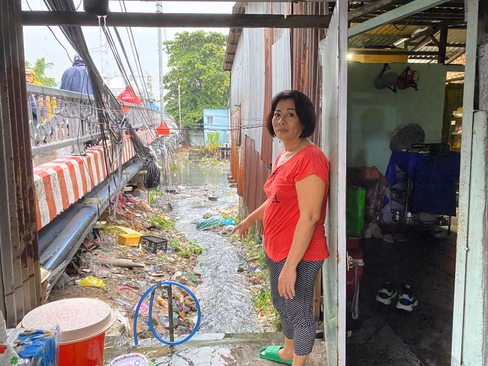 Một hộ dân ở phường 15, quận Bình Thạnh sống trong cảnh ô nhiễm trên rạch Xuyên Tâm.