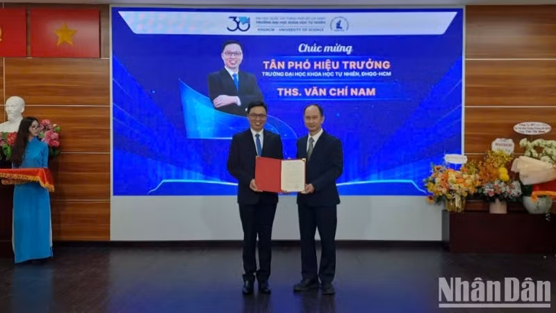 Phó Giáo sư, Tiến sĩ Trần Cao Vinh (bên phải) trao Quyết định Bổ nhiệm Thạc sĩ Văn Chí Nam làm Phó hiệu trưởng Trường đại học Khoa học tự nhiên.