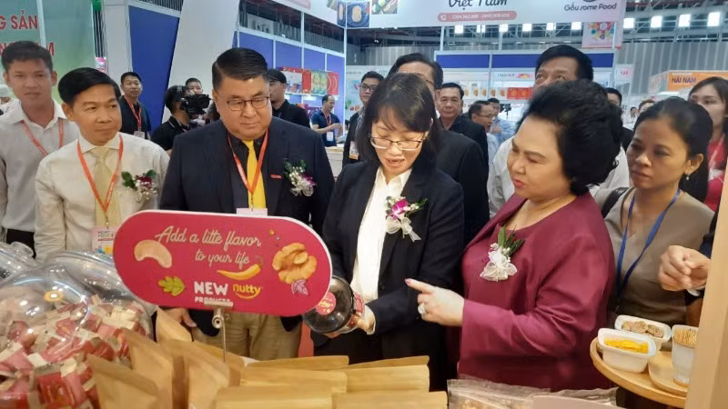 Đại biểu tham quan các gian hàng trưng bày tại triển lãm.