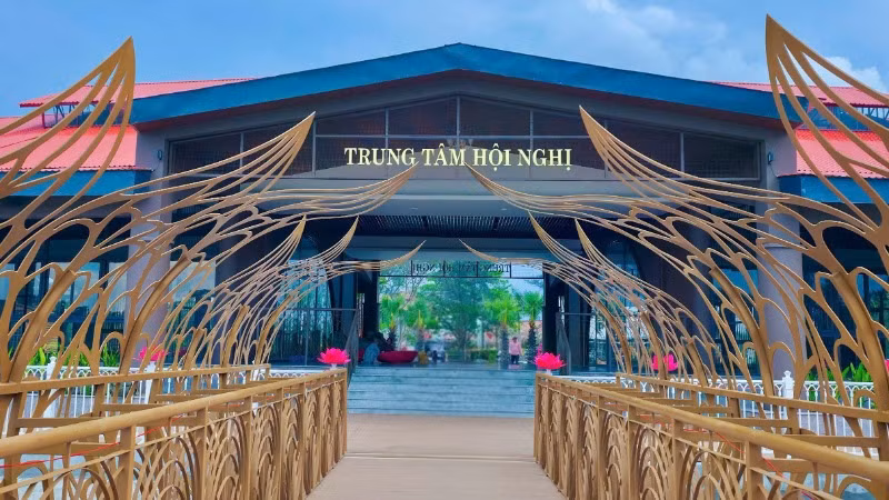 Trung tâm Hội nghị tại Công viên Văn hóa Láng Le, huyện Bình Chánh, Thành phố Hồ Chí Minh.