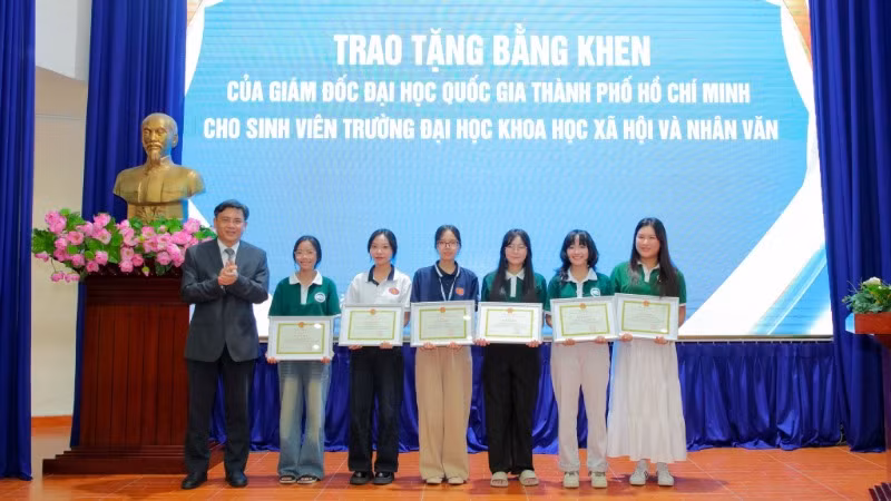 Sáu sinh viên được Đại học Quốc gia Thành phố Hồ Chí Minh tặng Bằng khen. (Ảnh: Đại học Quốc gia Thành phố Hồ Chí Minh)