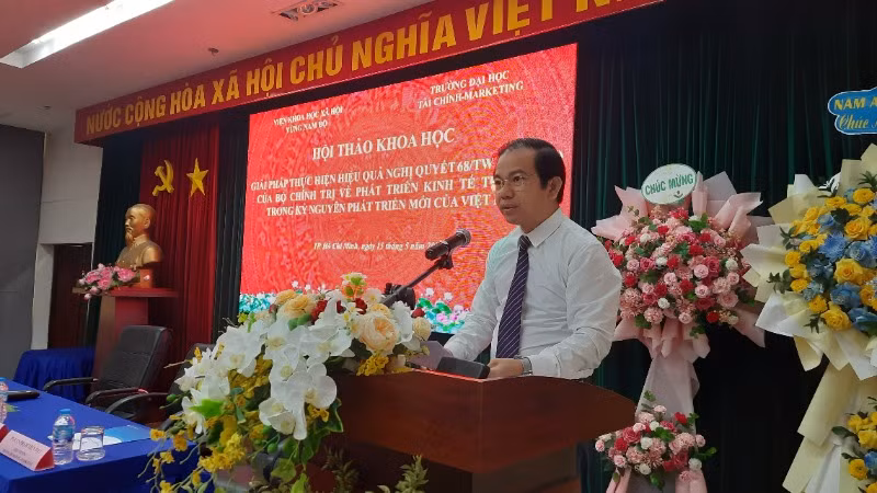 Phó Giáo sư, Tiến sĩ Vũ Tuấn Hưng, Phó Viện trưởng phụ trách Viện Khoa học xã hội vùng Nam Bộ phát biểu tại hội thảo. Phó Giáo sư, Tiến sĩ Vũ Tuấn Hưng, Phó Viện trưởng phụ trách Viện Khoa học xã hội vùng Nam Bộ phát biểu tại hội thảo.