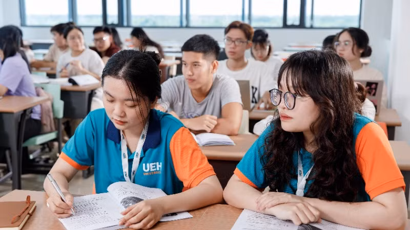 Sinh viên Đại học Kinh tế thành phố Hồ Chí Minh trong giờ học tập. Sinh viên Đại học Kinh tế thành phố Hồ Chí Minh trong giờ học tập.