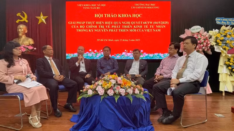 Các đại biểu tham gia phiên thảo luận bàn tròn.