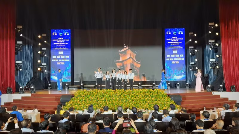 Các đơn vị tham gia cuộc thi ra mắt tại lễ khai mạc.