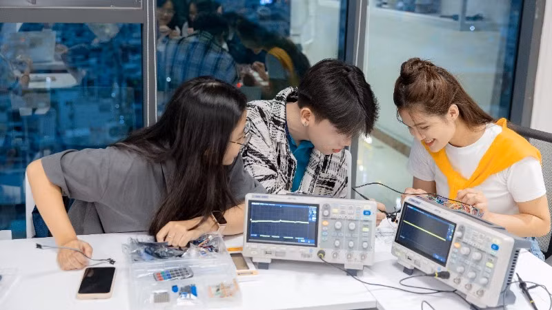 UEH AI Chatbot sẽ giúp học sinh và phụ huynh hiểu rõ về mọi thông tin tuyển sinh.