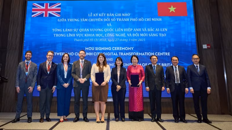 Các đại biểu chụp ảnh lưu niệm tại lễ ký kết.