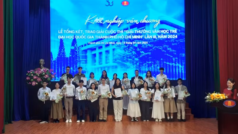 Trao giải cho các tác giả đạt giải “Giải thưởng Văn học trẻ Đại học Quốc gia Thành phố Hồ Chí Minh” lần III.