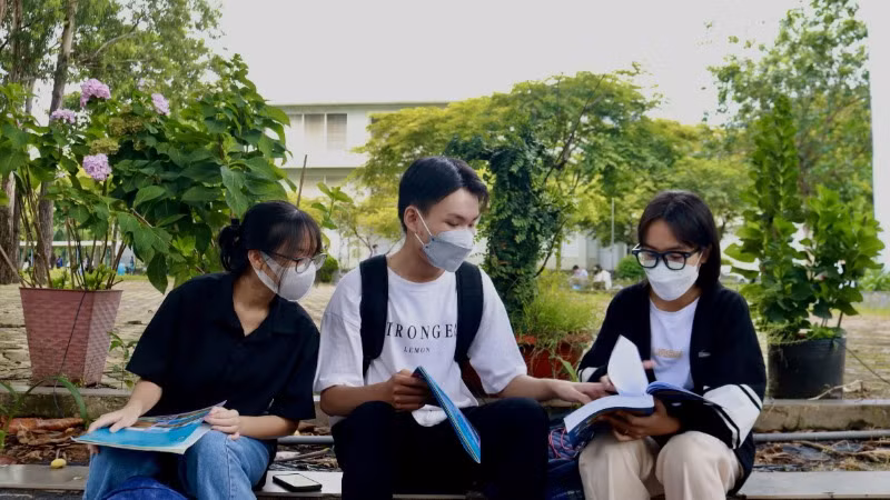 Các thí sinh tranh thủ ôn bài trước khi bước vào Kỳ thi Đánh giá năng lực tại Thành phố Hồ Chí Minh.