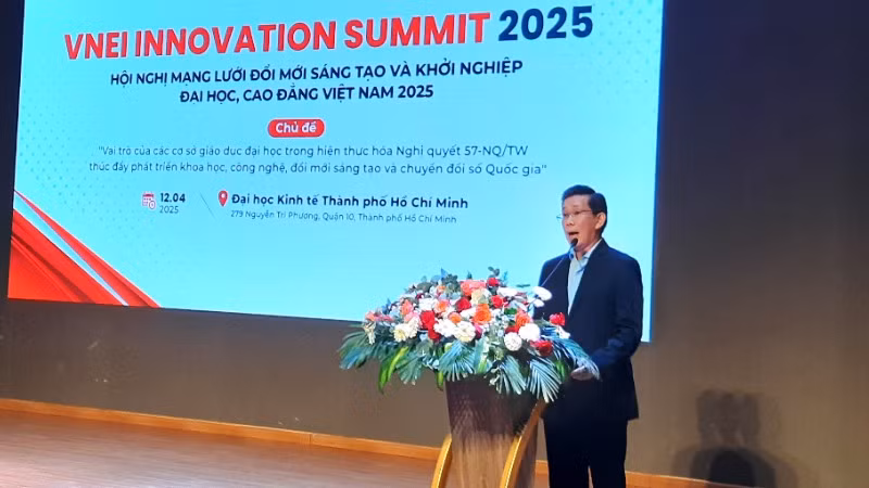 Giáo sư, Tiến sĩ Sử Đình Thành, Giám đốc Đại học Kinh tế Thành phố Hồ Chí Minh phát biểu tại hội nghị.