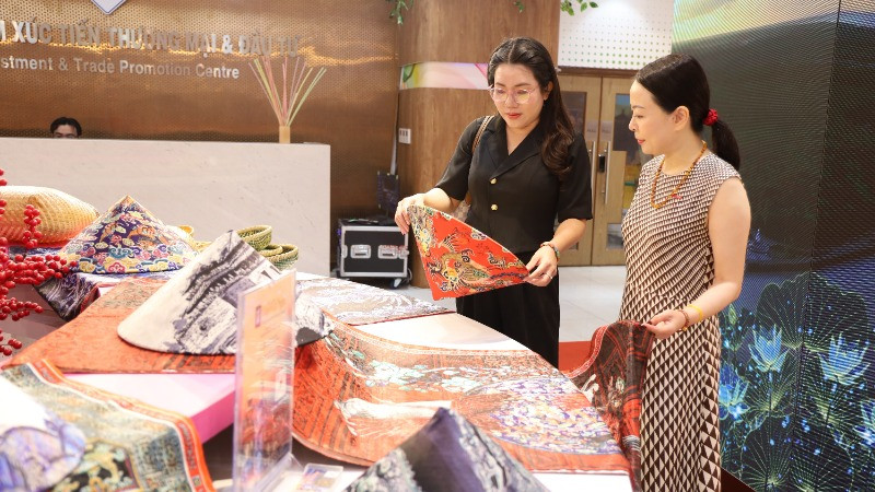 Các đại biểu tham quan các sản phẩm trưng bày tại hội nghị.
