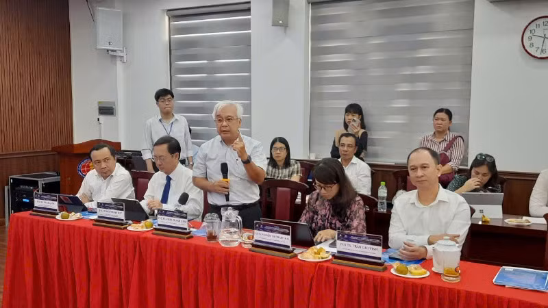 Nhà khoa học phát biểu tại hội thảo.