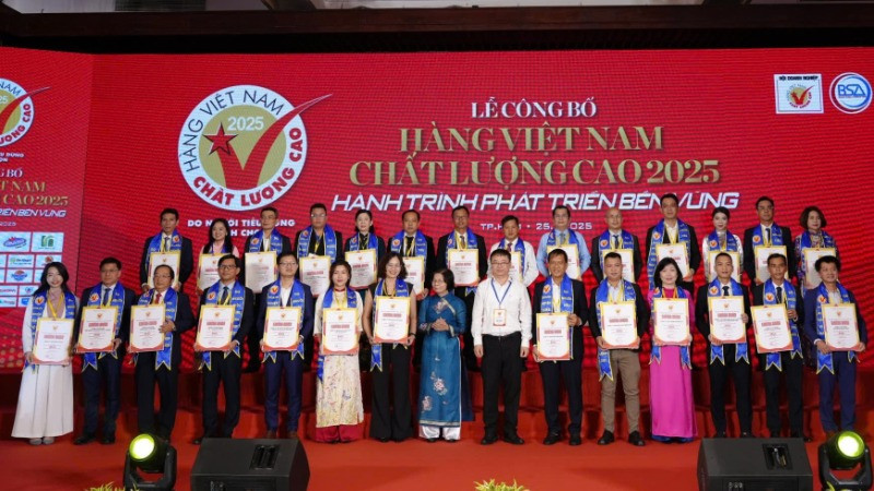 Các doanh nghiệp được vinh danh đạt danh hiệu hàng Việt Nam chất lượng cao.