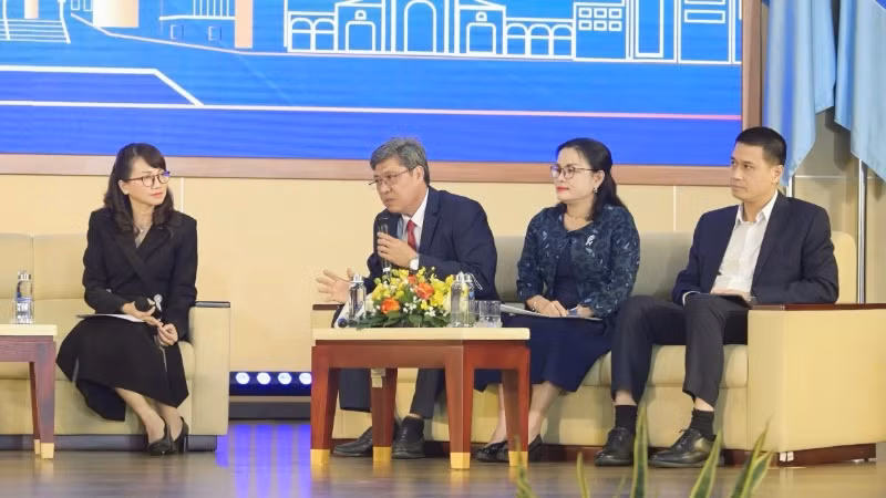 Các đại biểu tham gia tọa đàm Liên kết đại học – địa phương – doanh nghiệp 