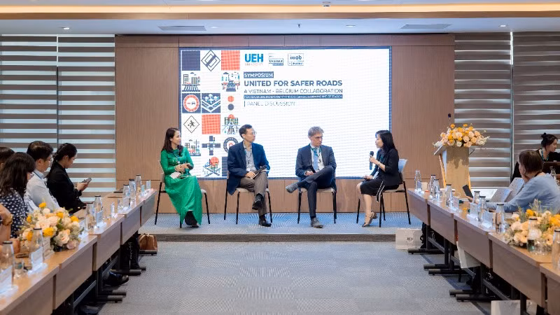 Các chuyên gia tham gia tọa đàm.