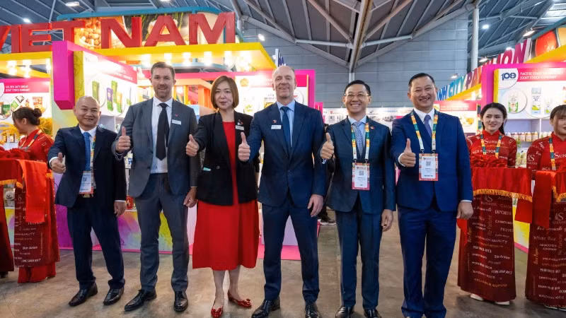 Các đại biểu chụp ảnh lưu niệm.