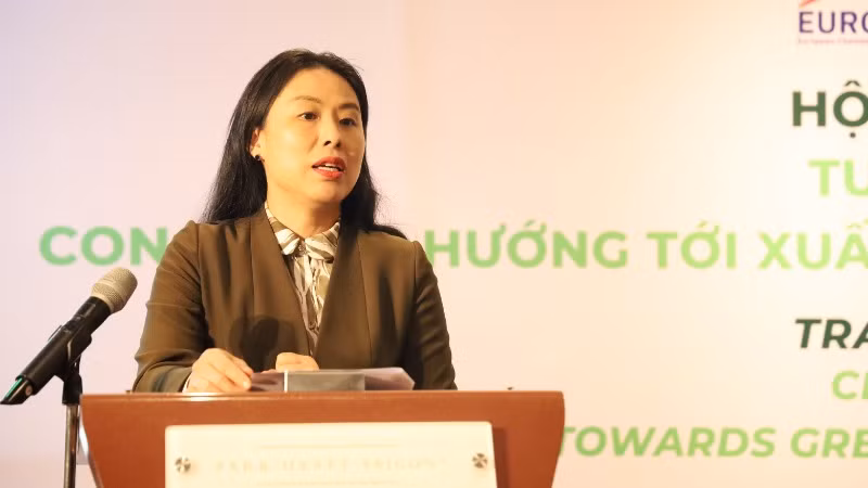 Bà Hồ Thị Quyên, Phó Giám đốc Trung tâm Xúc tiến Thương mại và Đầu tư Thành phố Hồ Chí Minh, phát biểu tại hội nghị tập huấn.