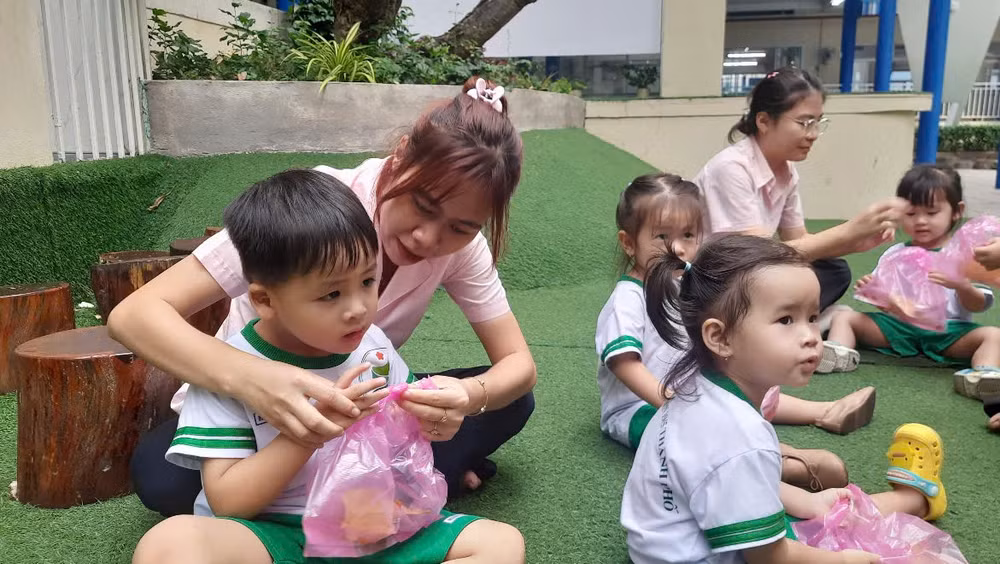 Học sinh Trường mầm non 19-5 Thành phố, Quận 1, Thành phố Hồ Chí Minh trong giờ hoạt động trong khuôn viên nhà trường.