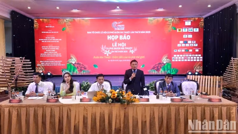 Ban tổ chức trả lời câu hỏi của phóng viên về Lễ hội cà-phê Buôn Ma Thuột.