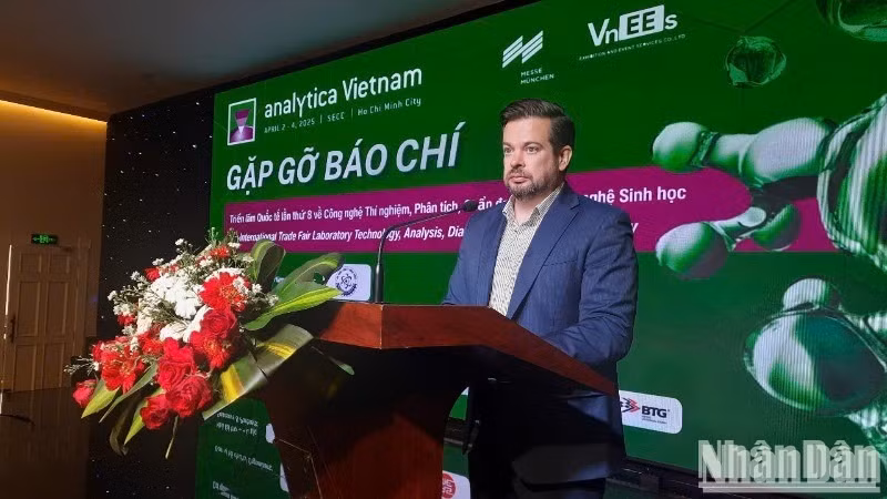 Đại biểu phát biểu tại họp báo.