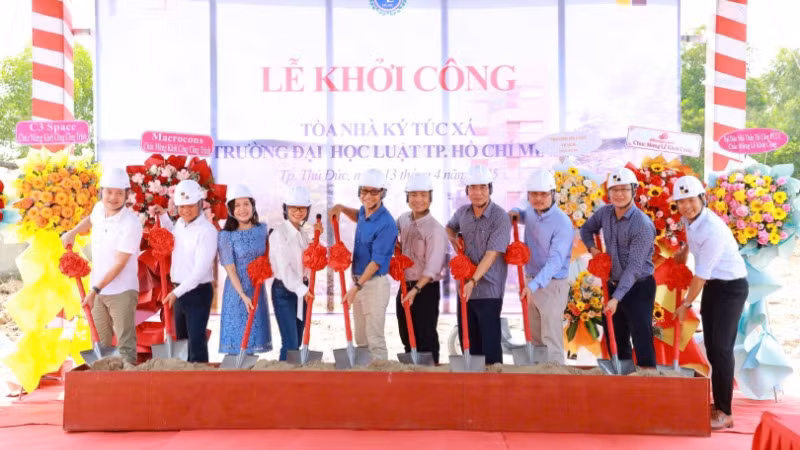 Các đại biểu thực hiện thức khởi công 