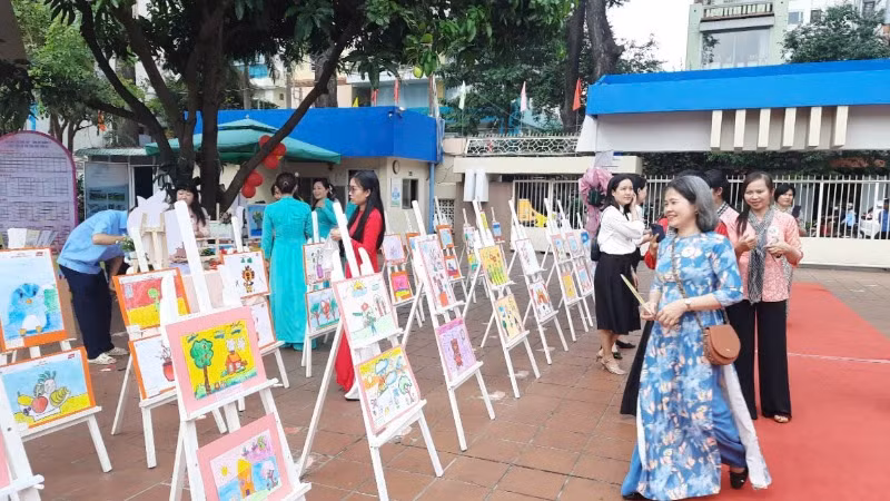 Trưng bày tranh vẽ của các cháu học mầm non.