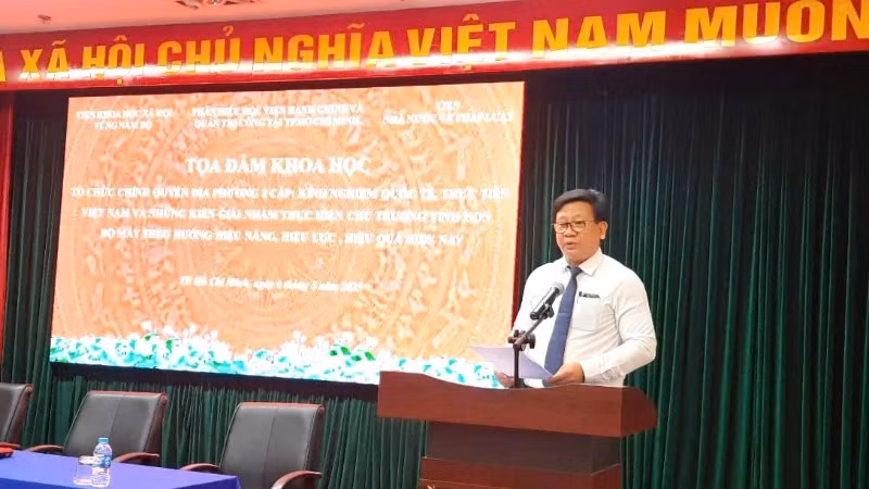 Tiến sĩ Trương Cộng Hòa, Giám đốc phân hiệu Học viện Hành chính và Quản trị công tại Thành phố Hồ Chí Minh phát biểu tại tọa đàm.