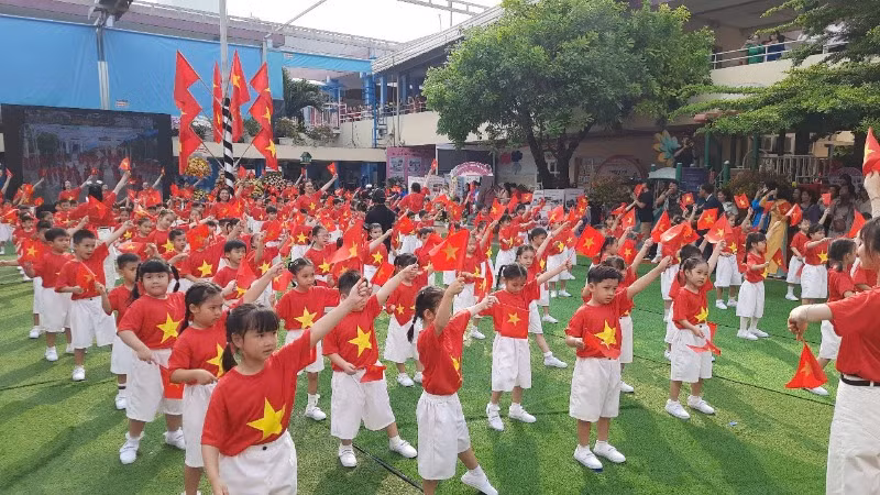 Các cháu học mầm non đồng diễn văn nghệ tại ngày hội.