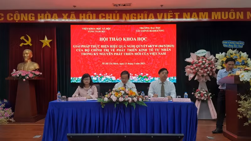 Đoàn chủ toạ chủ trì hội thảo. Đoàn chủ toạ chủ trì hội thảo.