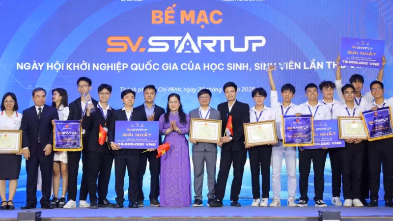 Trao giải Cuộc thi “Học sinh, sinh viên với ý tưởng khởi nghiệp” lần thứ VII.