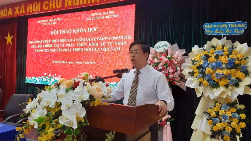 Phó Giáo sư, Tiến sĩ Phạm Tiến Đạt, Hiệu trưởng Trường đại học Tài chính-Marketing phát biểu tại hội thảo. Phó Giáo sư, Tiến sĩ Phạm Tiến Đạt, Hiệu trưởng Trường đại học Tài chính-Marketing phát biểu tại hội thảo.