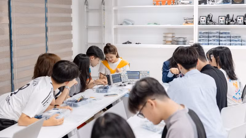 Sinh viên đang sử dụng UEH AI Chatbot.