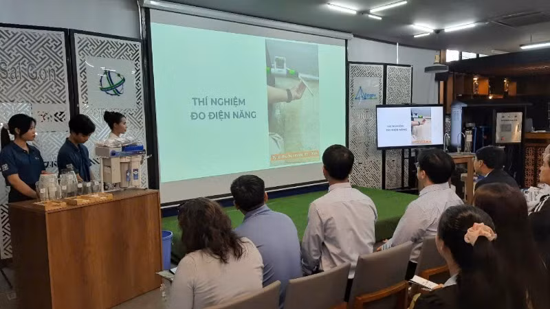 Chuyên gia giới thiệu các thí nghiệm về tính hiệu quả lọc nước công nghệ điện CDIs.