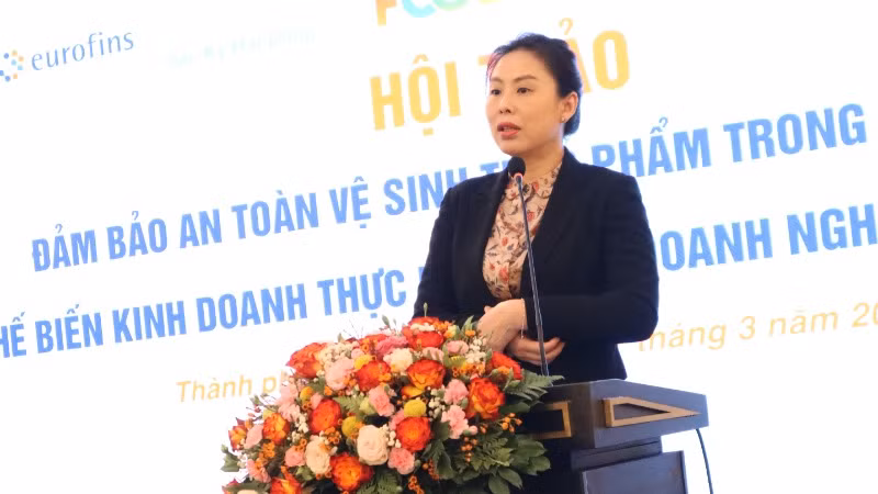 Bà Hồ Thị Quyên, Phó Giám đốc Trung tâm Xúc tiến Thương mại và Đầu tư Thành phố Hồ Chí Minh phát biểu tại hội thảo.