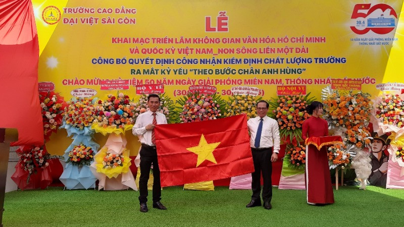 Các đơn vị tặng cờ Tổ quốc cho Trường cao đẳng Đại Việt Sài Gòn. Các đơn vị tặng cờ Tổ quốc cho Trường cao đẳng Đại Việt Sài Gòn.