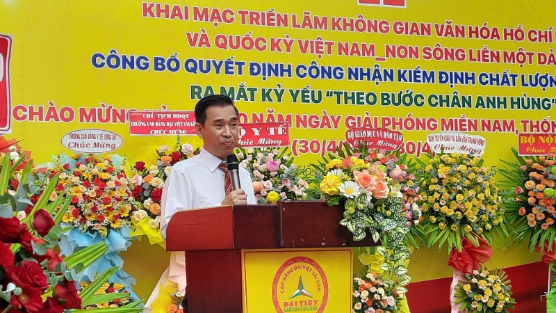 Tiến sĩ Lê Lâm, Hội đồng Quản trị, Hiệu trưởng Trường cao đẳng Đại Việt Sài Gòn phát biểu tại lễ khai mạc triển lãm Tiến sĩ Lê Lâm, Hội đồng Quản trị, Hiệu trưởng Trường cao đẳng Đại Việt Sài Gòn phát biểu tại lễ khai mạc triển lãm