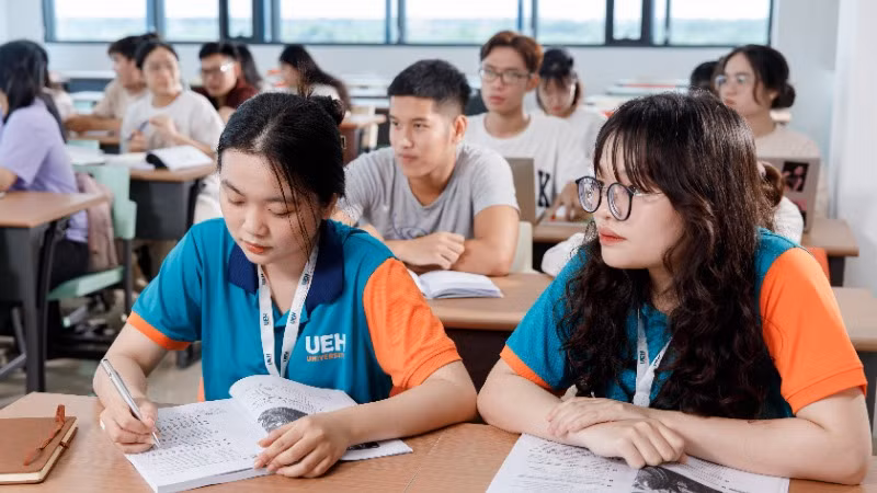 Sinh viên Đại học Kinh tế Thành phố Hồ Chí Minh trong giờ học tập,