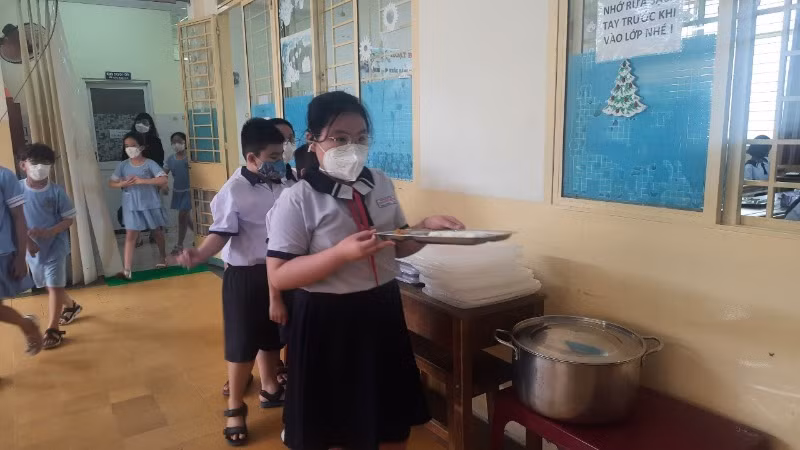 Học sinh Trường tiểu học Phan Đình Phùng, quận 3 trong giờ ăn bán trú. (Ảnh mang tính chất minh họa)